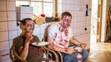 Die Erschrecker stärken sich mit Frikadellen und Kartoffelsalat