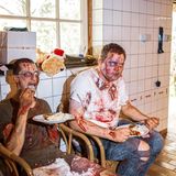 Die Erschrecker stärken sich mit Frikadellen und Kartoffelsalat