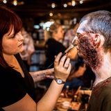 Eine Mitglied der Erschrecker lässt sich die Kunstwunde pudern