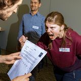 Eine Bewerberin schreit im Erschrecker-Casting