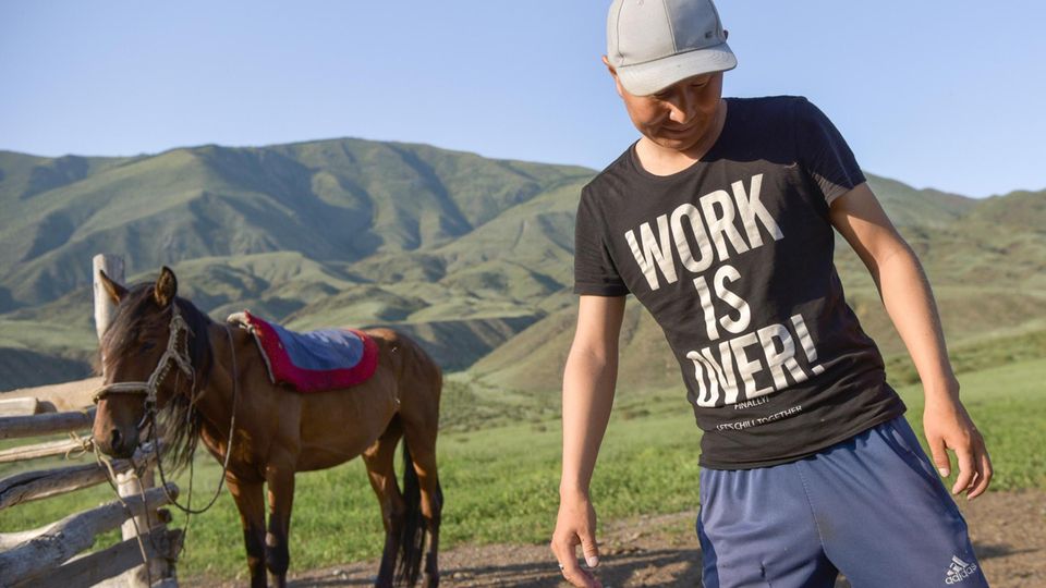 Tuwa, Putins Reiseort, Joachim Rienhardt, JWD #15 Ein Mann mit einem „Work Is Over!“-T-Shirt