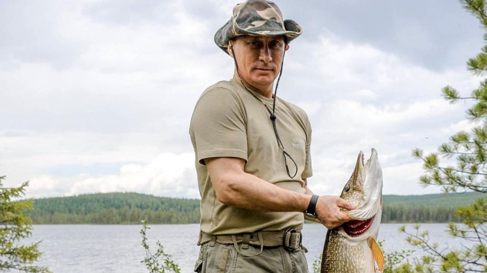 Putin mit einem großen Fisch in Händen