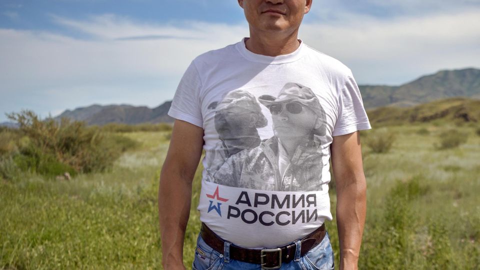 Tuwa, Putins Reiseort, Joachim Rienhardt, JWD #15 Ein Mann trägt ein "Armija Rossii"-T-Shirt