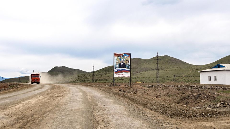 Vaterländischer Empfang: Am Eingang der Ortschaft Tschadan grüßen Putin und sein Freund und Verteidigungsminister und Tuwas Regierungschef