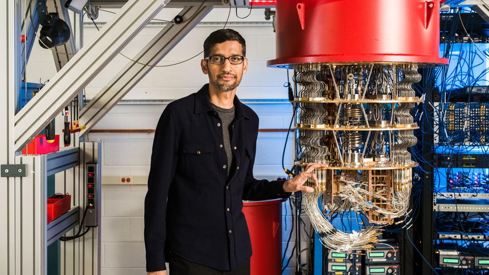Sundar Pichai, Vorstandsvorsitzender von Google, steht im Labor in Santa Barbara neben einem der Quantencomputer von Google