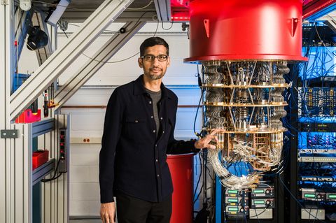 Sundar Pichai, Vorstandsvorsitzender von Google, steht im Labor in Santa Barbara neben einem der Quantencomputer von Google