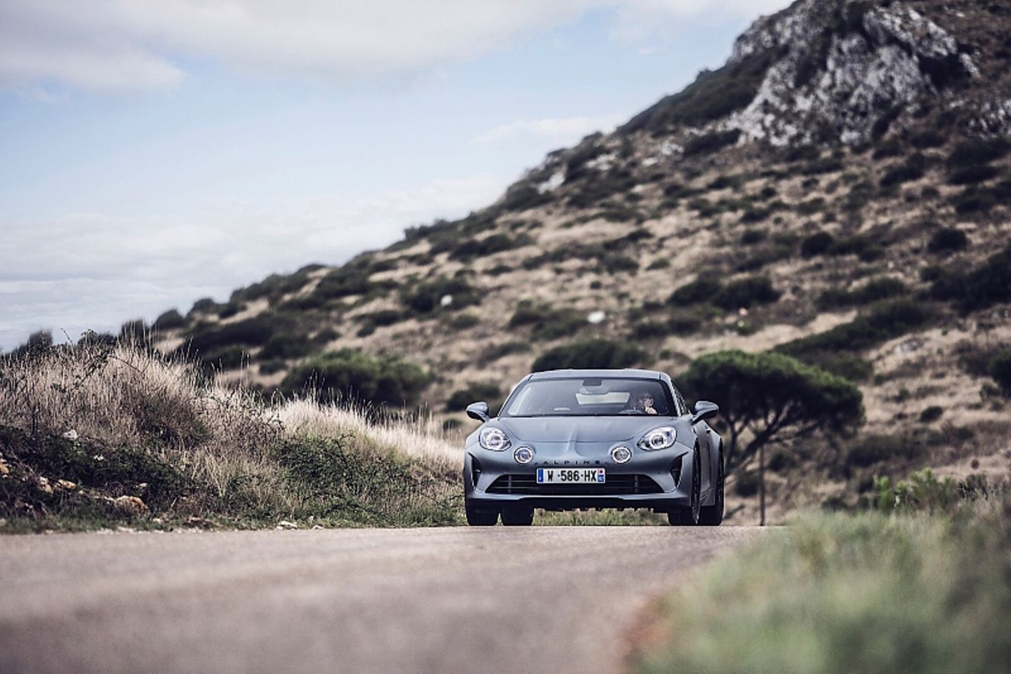 Auch auf schlechten Straßen liefert der Alpine A110S noch Kofort ab