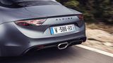 Das Heck des Alpine A110S kommt ohne verschandelnde Flügel und Spoiler aus