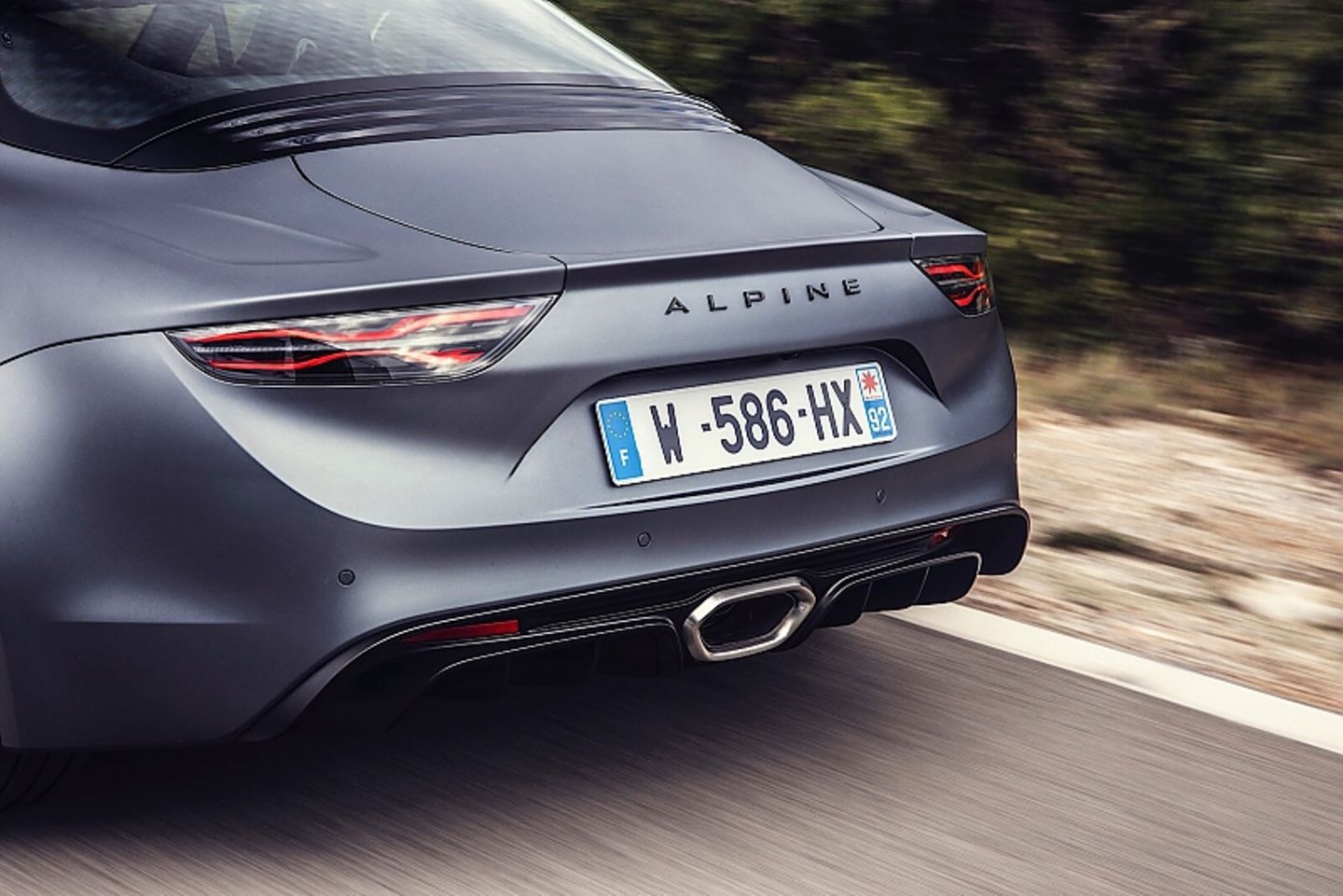 Das Heck des Alpine A110S kommt ohne verschandelnde Flügel und Spoiler aus