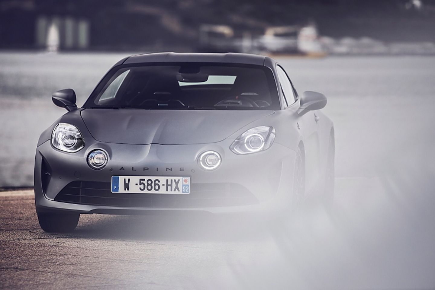 Der Alpine A110S hat das klassische Vier-Augen-Gesicht