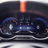 Je nach Fahrmodus verändert sich im Alpine A110S die digitale Anzeige