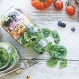 Einweckgläser anstelle von Plastik   Auch, wenn Tupperdosen aus Plastik wiederverwendet werden, gibt es viele Modelle, die gefährliche Weichmacher enthalten. Das ist nicht nur schlecht für die Gesundheit, sondern auch bei der Entsorgung. Nutzen Sie stattdessen doch einfach Einweckgläser. Die kauft man praktischerweise ja schon mit. Zum Beispiel ein großes  Glas mit sauren Gurken lässt sich später ganz praktisch in ein Gefäß für Suppen oder Salate für die Mittagspause umwandeln.