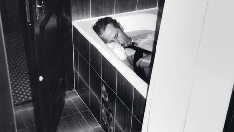 Der CDU-Politiker Uwe Barschel liegt tot in der Badewanne seines Hotelzimmers im Hotel Beau Rivage in Genf