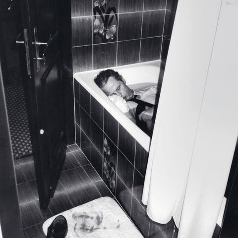 Der CDU-Politiker Uwe Barschel liegt tot in der Badewanne seines Hotelzimmers im Hotel Beau Rivage in Genf