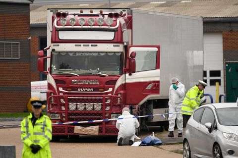Ein Polizist in neongelber Jacke sichert den Lkw ab, während seine Kollegen in weißen Overalls Spuren sichern