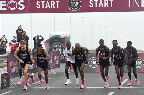Eliud Kipchoge (weißes Laufshirt) und seine Pacemaker starten das Projekt "Ineos 1:59" mit dem "Vaporfly"