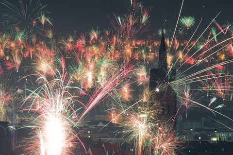 Feuerwerk explodiert kurz nach Mitternacht am Nachthimmel