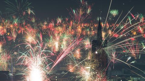 Feuerwerk explodiert kurz nach Mitternacht am Nachthimmel