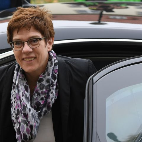Annegret Kramp-Karrenbauer wirbt bei der Nato für eine international kontrollierte Schutzzone in Syrien