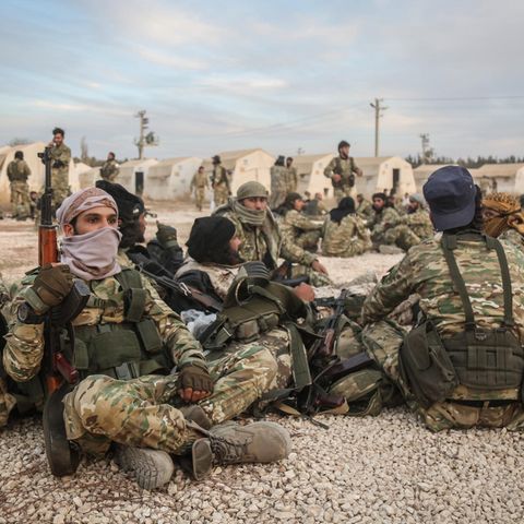 Soldaten sitzen in der türkischen Stadt Akcakale an der Grenze zur syrischen Stadt Tall Abyad in einem Aufenthaltsbereich