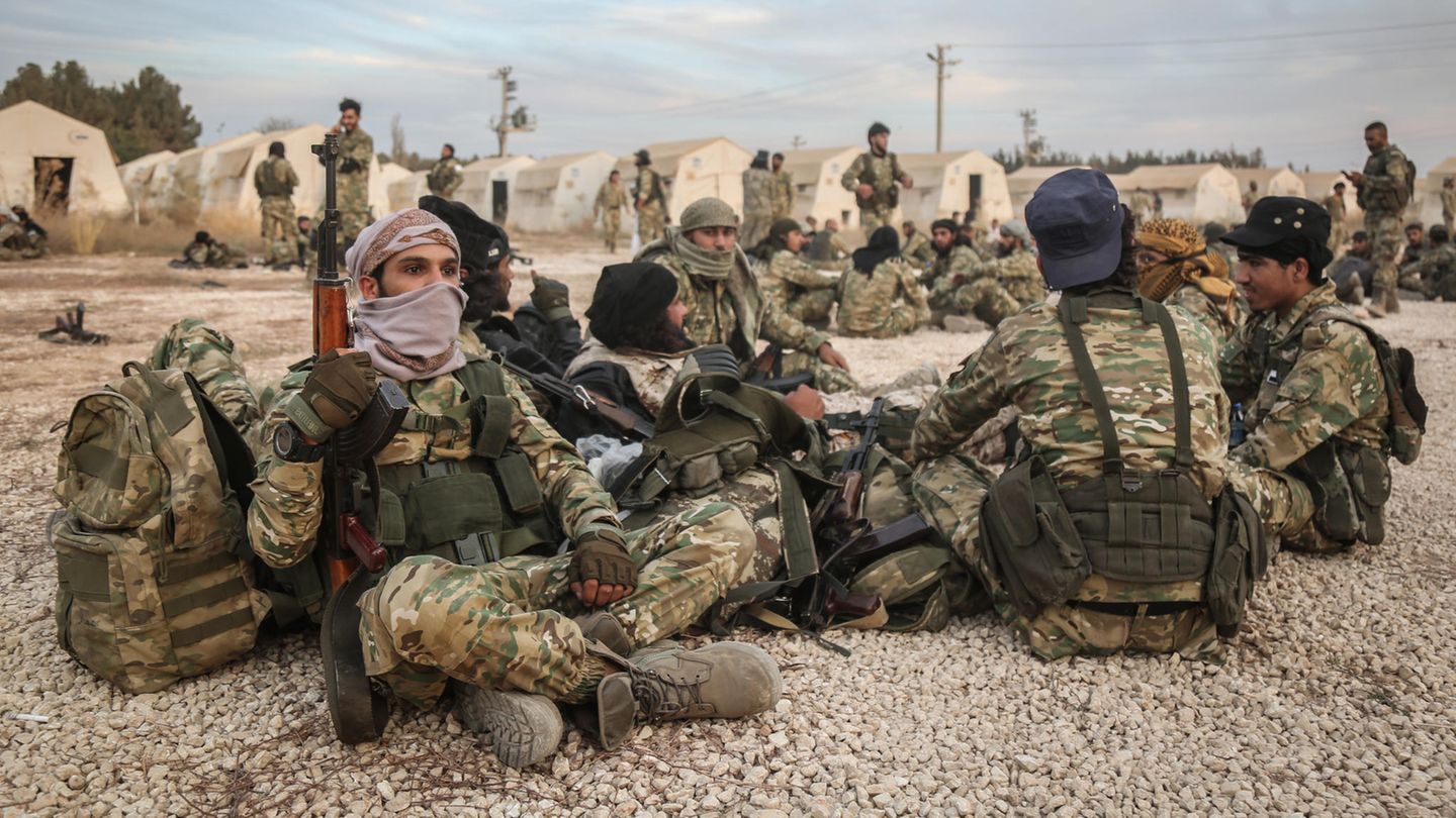 Soldaten sitzen in der türkischen Stadt Akcakale an der Grenze zur syrischen Stadt Tall Abyad in einem Aufenthaltsbereich