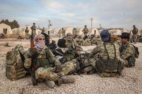 Soldaten sitzen in der türkischen Stadt Akcakale an der Grenze zur syrischen Stadt Tall Abyad in einem Aufenthaltsbereich