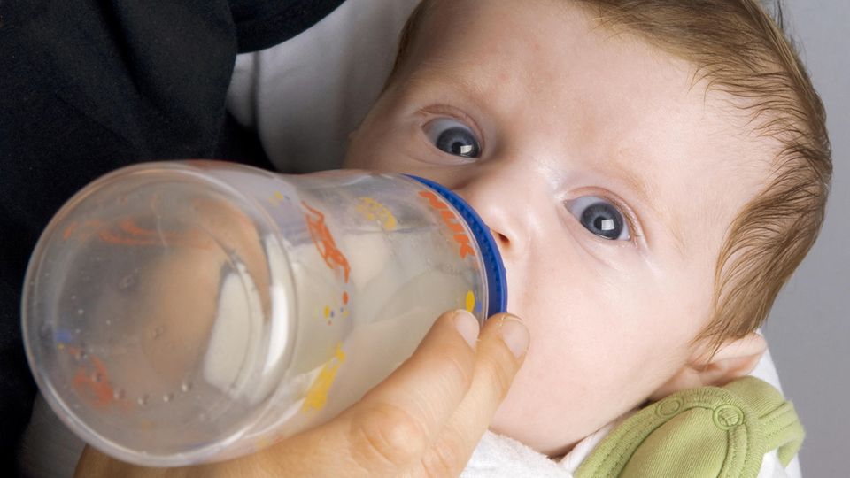 Ein Säugling trinkt aus einer Flasche