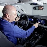 Die Bedienung des Infotainments orientiert sich an der eines Tablets