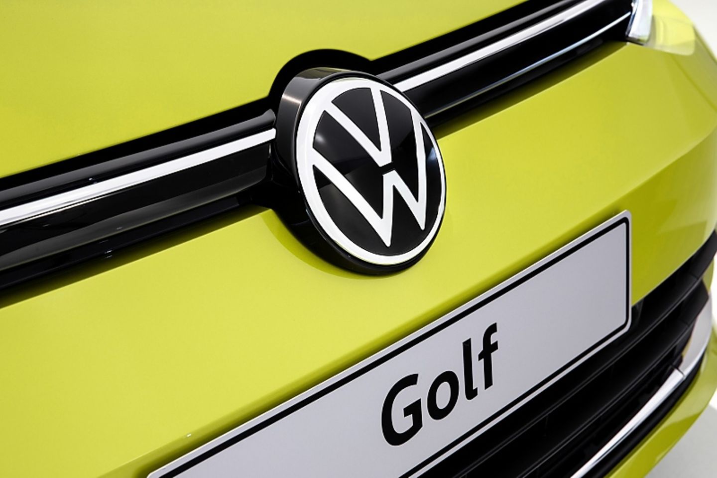 Der Golf 8 trägt das neue VW-Logo