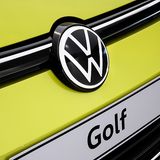 Der Golf 8 trägt das neue VW-Logo