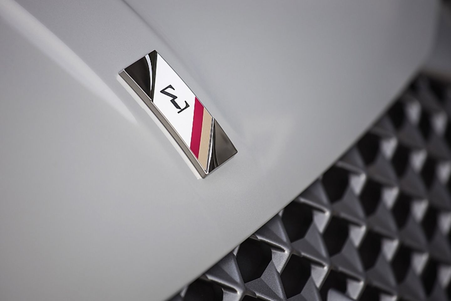 Kleines Erkennungsmerkmal: Das Logo des DS 3 Crossback E-Tense