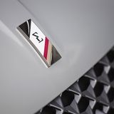 Kleines Erkennungsmerkmal: Das Logo des DS 3 Crossback E-Tense