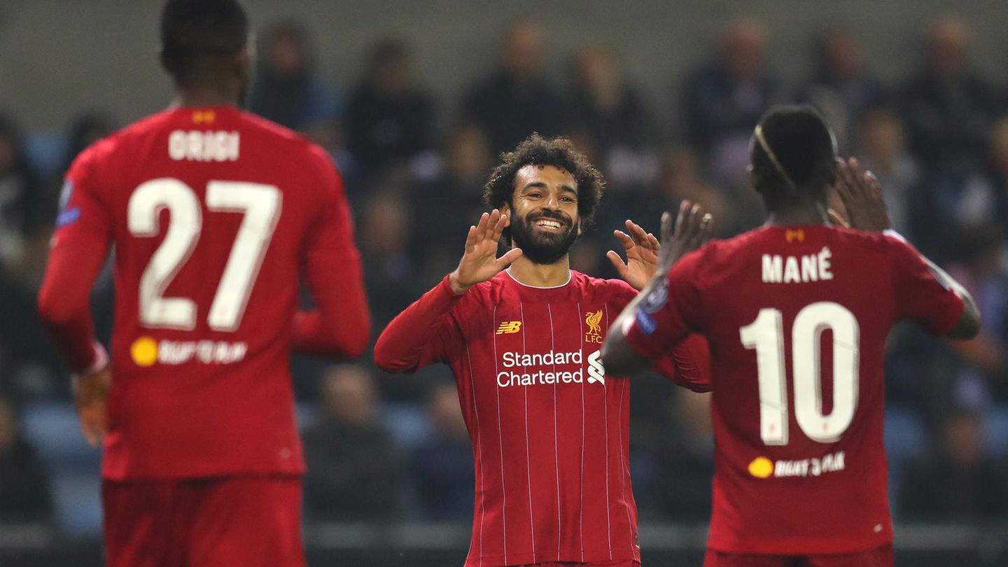 Mohammed Salah feiert mit Sadio Mané seinen Treffer zum 4: 1 gegen Genk
