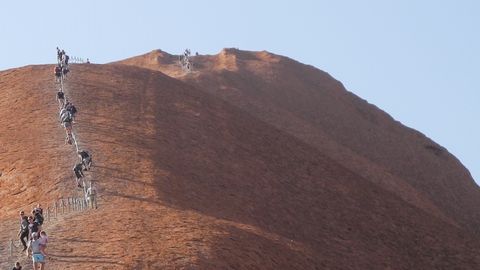 Lichterspiel vor Australiens Uluru: Wo die Wüste magisch funkelt