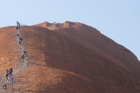 Outback: Legendärer Berg: Touristen besteigen Australiens Uluru heute zum letzten Mal