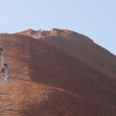 Outback: Legendärer Berg: Touristen besteigen Australiens Uluru heute zum letzten Mal