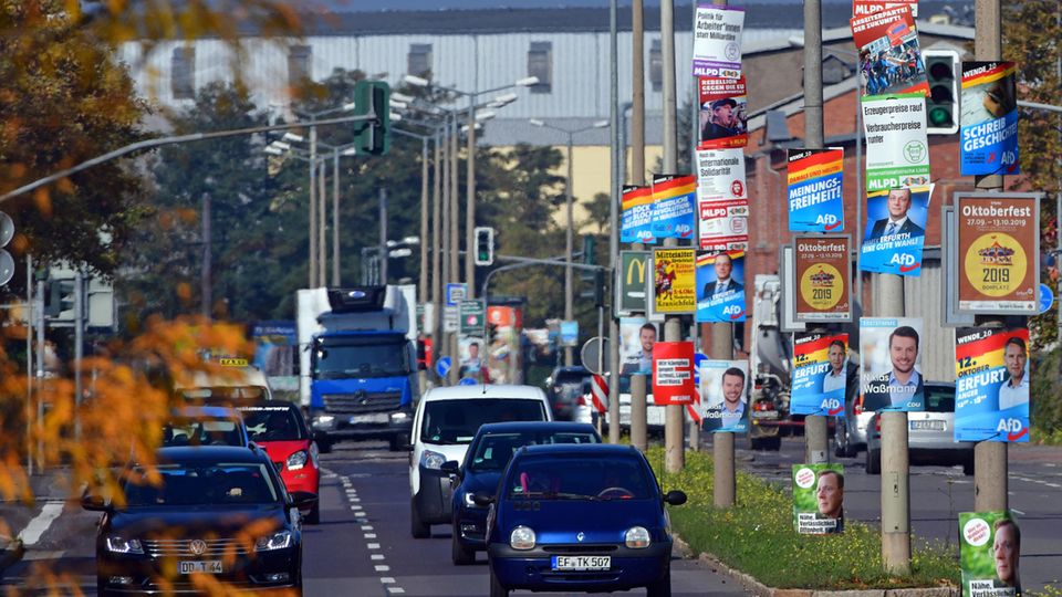 Zahllose Wahlplakate zieren Laternenmasten in Erfurt: In Thüringen wir am Sonntag ein neuer Landtag gewählt