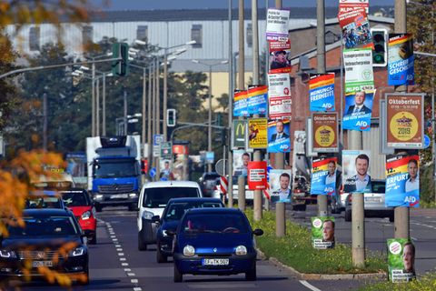 Zahllose Wahlplakate zieren Laternenmasten in Erfurt: In Thüringen wir am Sonntag ein neuer Landtag gewählt