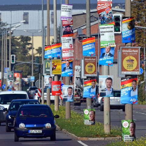Zahllose Wahlplakate zieren Laternenmasten in Erfurt: In Thüringen wir am Sonntag ein neuer Landtag gewählt