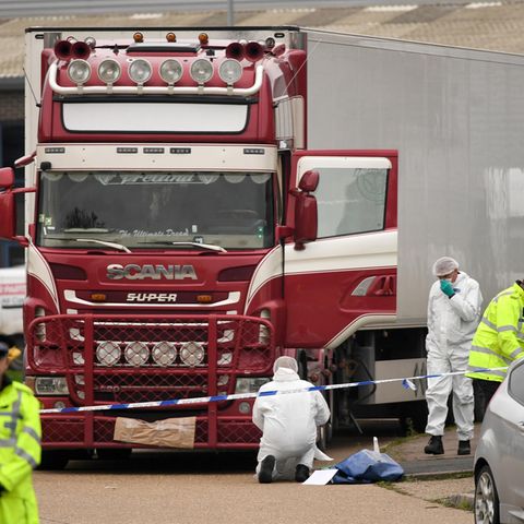 Spezialisten der britischen Spurensicherung untersuchen den Laster, in dem vergangene Woche die 39 Leichen entdeckt worden waren