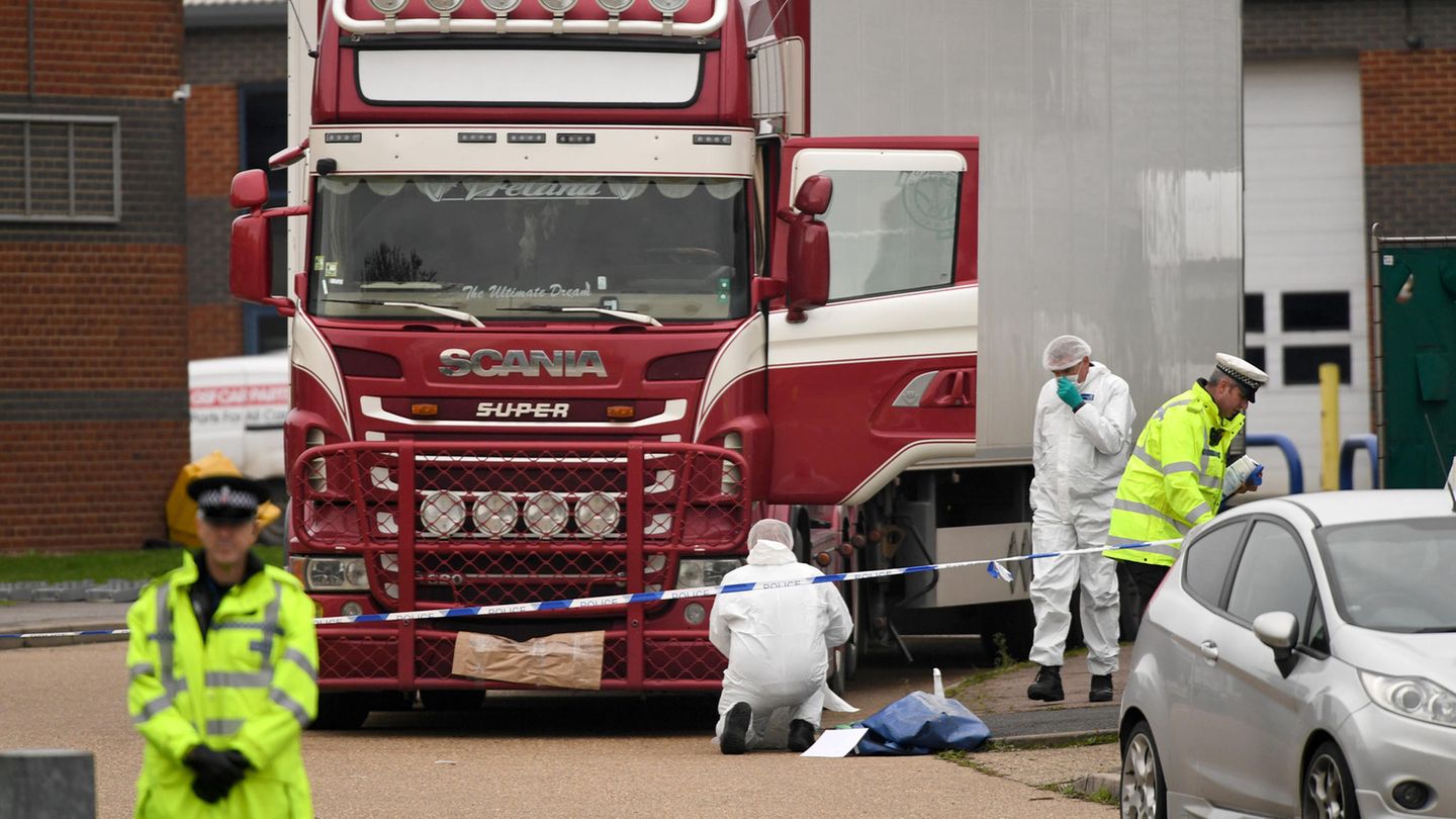 Spezialisten der britischen Spurensicherung untersuchen den Laster, in dem vergangene Woche die 39 Leichen entdeckt worden waren