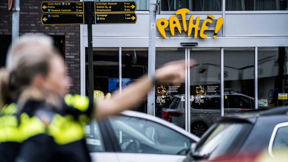 Polizeikräfte stehen vor einem Kino im niederländischen Groningen Polizeikräfte stehen vor einem Kino im niederländischen Groningen