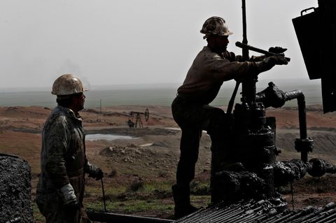 Syrische Arbeiter reparieren Rohre einer Ölquelle
