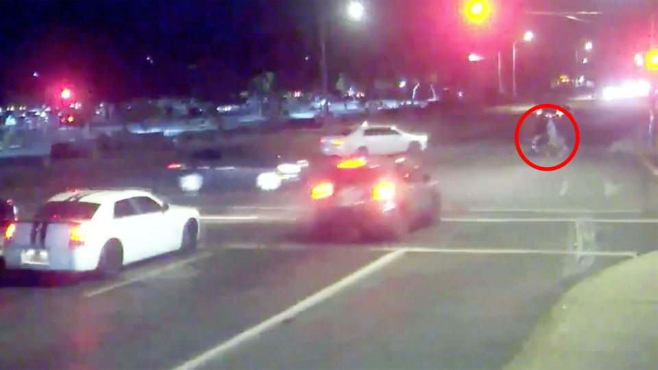 USA: Familie mit Kinderwagen wird beinahe überfahren – ein Unfall rettet sie USA: Familie mit Kinderwagen wird beinahe überfahren – ein Unfall rettet sie