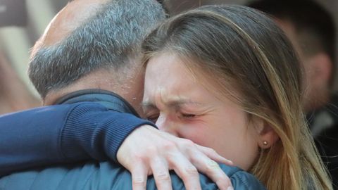 Maria Butina umarmt bei ihrer Ankunft in Moskau weinend ihren Vater 
