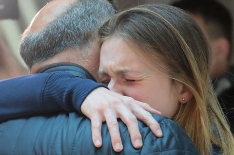 Maria Butina umarmt bei ihrer Ankunft in Moskau weinend ihren Vater 