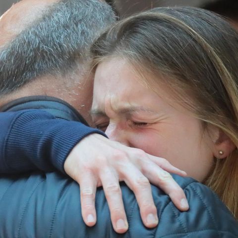 Maria Butina umarmt bei ihrer Ankunft in Moskau weinend ihren Vater 