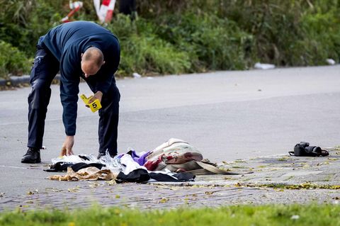 Ein Beamter sichert Spuren am Tatort in Groningen