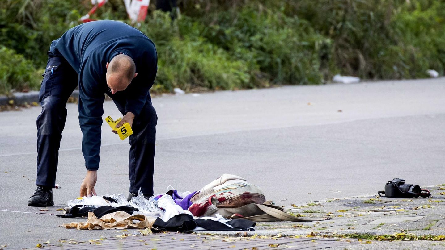 Ein Beamter sichert Spuren am Tatort in Groningen