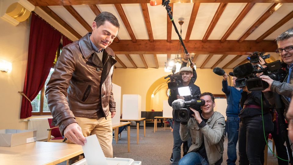 Mike Mohring Unter den Augen von Pressevertretern gibt Mike Mohring, Spitzenkandidat der CDU, seine Stimme für die Landtagswahl ab.